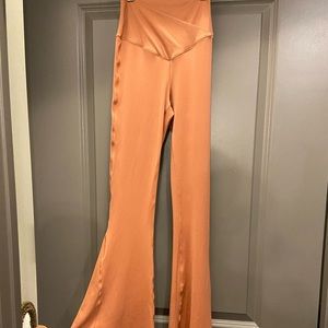 Brand new never wore size small wide leg yoga pants from Aerie (color is peach)